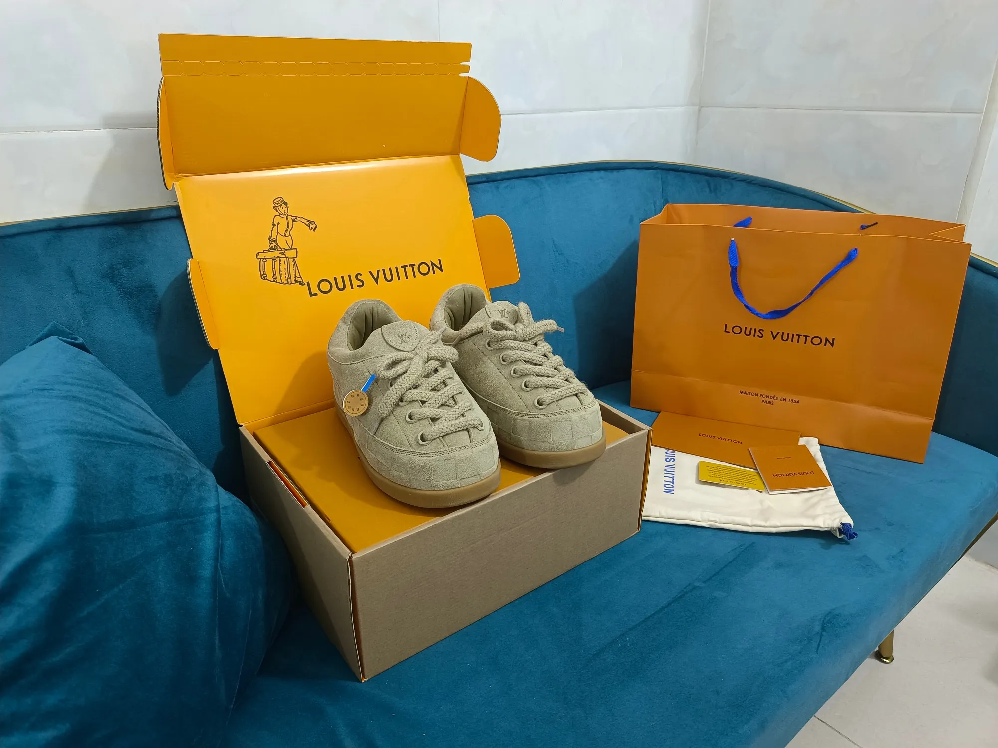 👟👟Ex-factory price 640👟👟 LV YETI slip-on shoes, based on suede cow leather, partially embossed with Nigo's reinterpretation of LV Damier pattern, cleverly echoing the Chinese tradition of taking off shoes when entering the house, and the "small feet" aesthetic is integrated into Chinese street genes. The palm-printed rubber outsole hides the LV letters and Monogram flowers. The exquisite craftsmanship made in Italy shows the brand's heritage in a comfortable slip-on style. The reservation mode adds a unique style, it is traditional and trendy, and it is suitable for couples aged 35-45.